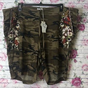 Johnny was 1X 2X Beatriz linen shorts camo floral